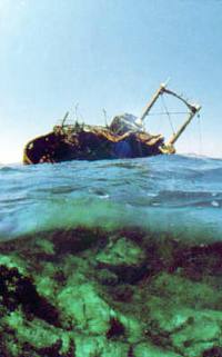 relitto di nave mercantile recentemente affondata di fronte all'Isola di Tavolara