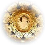 dettaglio di un prezioso gioiello di arte orafa sarda: un giustacuore in filigrana d'oro con cameo, da donna